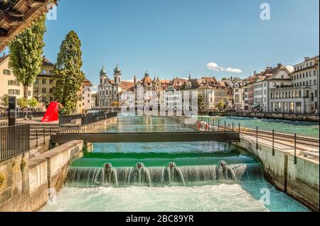 Diga di aghi nel fiume Reuss a Lucerna, vista dal Speuerbrücke, Svizzera Foto Stock