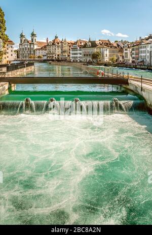 Diga di aghi nel fiume Reuss a Lucerna, vista dal Speuerbrücke, Svizzera Foto Stock