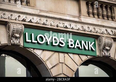 Lloyds- filiale britannica di High Street Bank, logo esterno / segnaletica- Londra Foto Stock