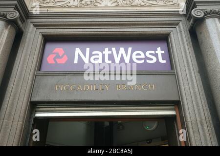 NatWest- filiale britannica hgih Street bank, logo esterno / segnaletica- Londra Foto Stock