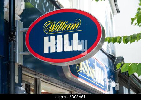 William Hill- bookmaker High Street / negozio di scommesse - logo esterno / segnaletica- Londra Foto Stock