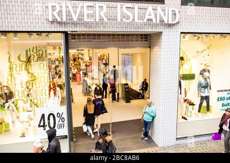 River Island- marchio britannico di alta moda Street- logo esterno / segnaletica- Londra Foto Stock