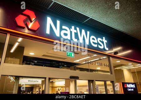 NatWest - British high Street retail e banca commerciale - logo esterno / segnaletica- Londra Foto Stock