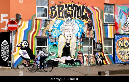 Spettacoli pic: Dato che la Regina è dovuta per l'indirizzo della nazione la Domenica, un murale a Bristol mostra la Regina Òkeeping calmÓ in una posa yoga come gli acquirenti Masked camminare Foto Stock