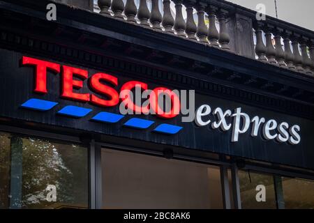 Tesco Express- versione locale della grande catena di supermercati inglesi- logo esterno / segnaletica- Londra Foto Stock