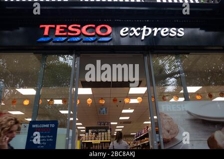 Tesco Express- versione locale della grande catena di supermercati inglesi- logo esterno / segnaletica- Londra Foto Stock