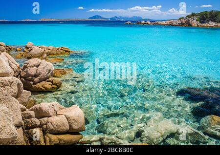 Acqua di mare chiara e colorata con rocce granitiche in Capriccioli, Sardegna, Italia. Foto Stock