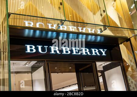 Burberry Store, un marchio commerciale di lusso britannico, logo esterno / segnaletica - Londra Foto Stock