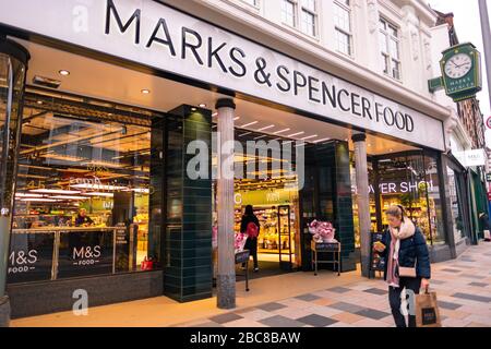 Marks & Spencer Food, supermercato britannico e marchio - logo esterno / segnaletica- Londra Foto Stock