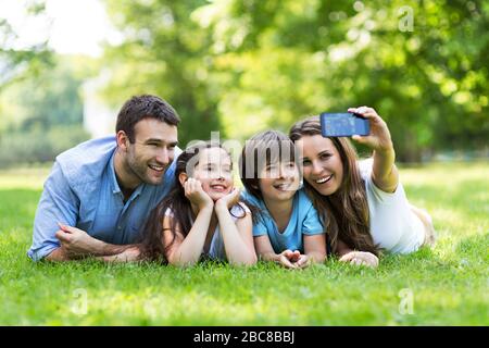 Giovane famiglia divertirsi all'aria aperta Foto Stock