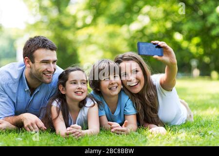 Giovane famiglia divertirsi all'aria aperta Foto Stock