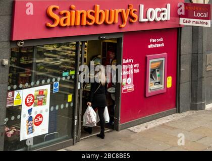 Sainsbury's Local, filiale britannica del supermercato, logo esterno / segnaletica - Londra Foto Stock