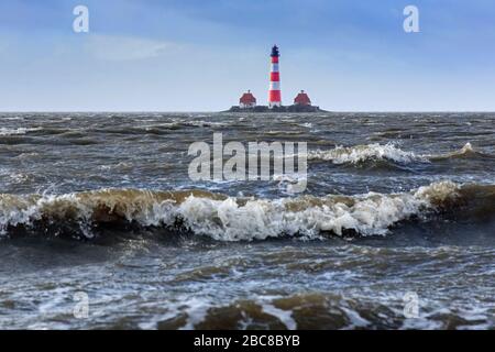 Faro Westerheversand a Westerhever durante alta marea di primavera / tempesta di picco, penisola di Eiderstedt, Wadden Mare NP, Nord Frisia, Germania Foto Stock