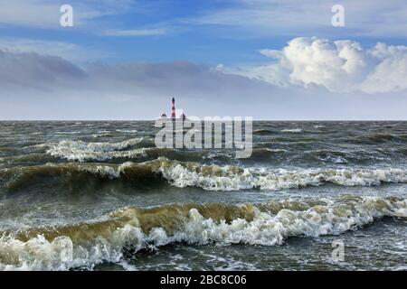 Faro Westerheversand a Westerhever durante alta marea di primavera / tempesta di picco, penisola di Eiderstedt, Wadden Mare NP, Nord Frisia, Germania Foto Stock
