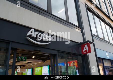 Negozio Argos, grande rivenditore britannico di alta strada - logo esterno / segnaletica - Londra Foto Stock