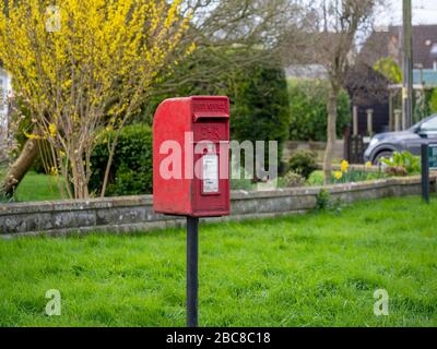 SOMERSET, Regno Unito - 9 MARZO 2020: Casella postale posta Royal Mail rurale, casella postale. Servizi non economici e consegne nel paese. Foto Stock