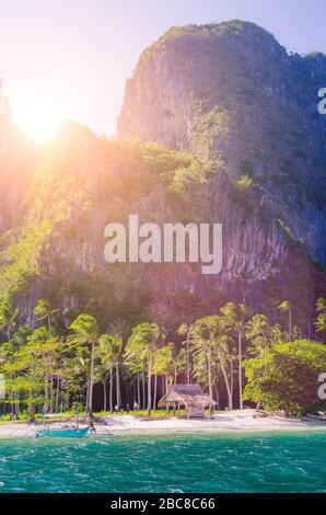 Spiaggia di Ipil alla luce del sole serale sull'isola di Inabuyatan, El Nido, Palawan, Filippine. Foto Stock