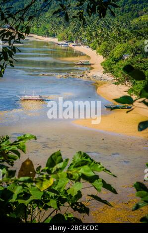 Banca Boats a Low Tide su Corong Corong Sandy Beach. Paesaggio di El Nido. Isola di Palawan. Filippine. Foto Stock