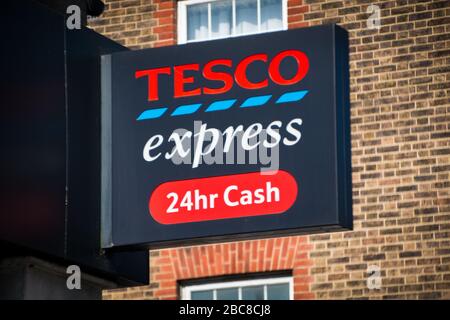 Tesco Express- versione locale della grande catena di supermercati inglesi- logo esterno / segnaletica- Londra Foto Stock