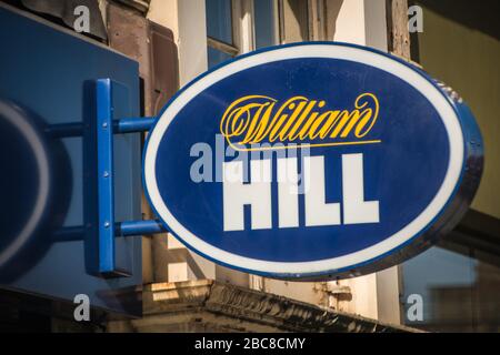 William Hill- bookmaker High Street / negozio di scommesse - logo esterno / segnaletica- Londra Foto Stock