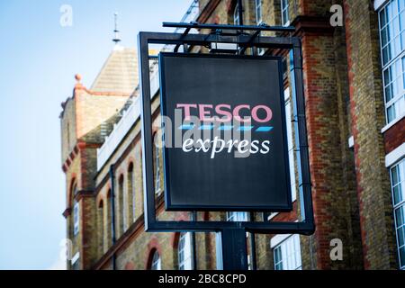 Tesco Express- versione locale della grande catena di supermercati inglesi- logo esterno / segnaletica- Londra Foto Stock