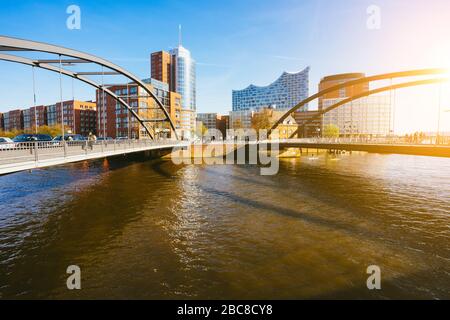 Amburgo, Germania - 18 aprile 2018: Ponte Niederbaumbrucke a HafenCity Hamburg Germania Foto Stock