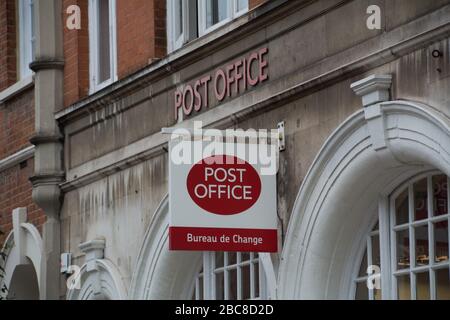 Ufficio postale, un'azienda britannica di ufficio postale di alta strada - logo esterno / segnaletica - Londra Foto Stock