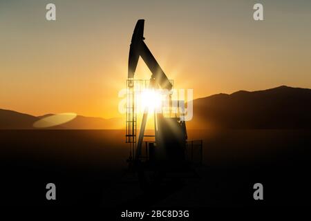 Carro petrolifero al tramonto su uno sfondo di montagne Foto Stock