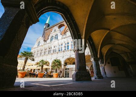 LUBECCA, GERMANIA - 29 APRILE 2018: Piazza del mercato vicino al Rathaus di Lubecca, Schleswig-Holstein, Germania settentrionale Foto Stock