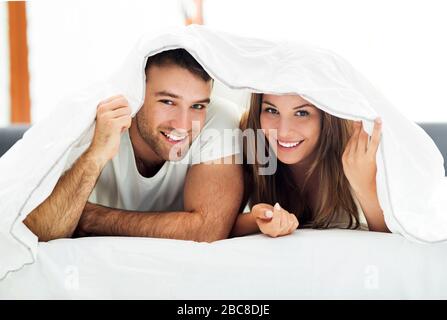 Coppia sotto i copriletto Foto Stock