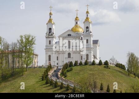 Santa Cattedrale dell'Assunzione in un giorno nuvoloso di maggio. Vitebsk, Bielorussia Foto Stock