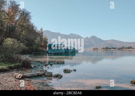 Boathouse, boathouses, lago, acqua, alberi, natura, paesaggio, montagne, vacanza, pietre, Baviera, Germania Foto Stock