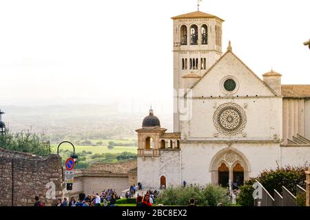 Assisi, Italia. Appena arrivato in questa cittadina da un pellegrinaggio sulla Via San Francesco, vista della chiesa dedicata al santo. Foto Stock
