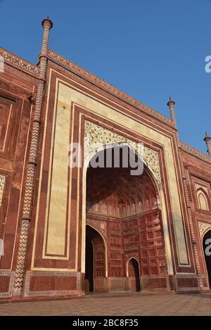 Grande ingresso alla Moschea del Taj Mahal, costruito in arenaria rossa intarsiata con marmo bianco, Taj Mahal, Agra, Uttar Pradesh, India, Asia. Foto Stock