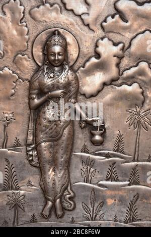 Particolare della dea indù Durga impresso su una porta d'ingresso argentata del tempio di Shila Devi, Amber Fort, Jaipur, Rajasthan, India, Asia. Foto Stock