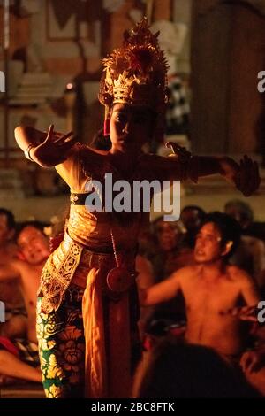 Ritratto verticale di un personaggio femminile in Kecak Fire Dance a Bali, Indonesia. Foto Stock