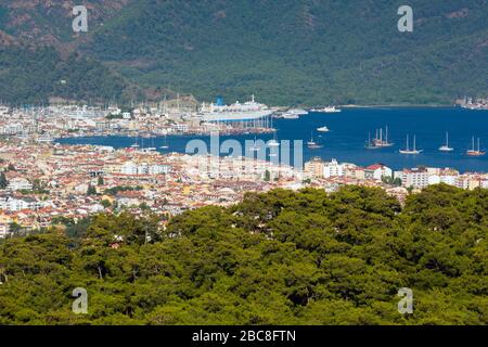 Marmaris, Provincia di Mugla, Turchia. In generale vista sul porto e sul Mar Egeo. Foto Stock
