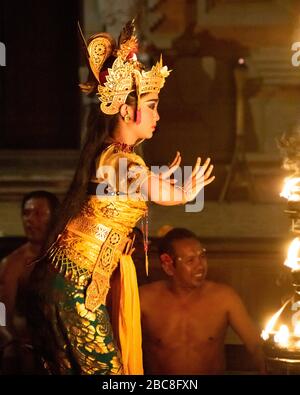 Ritratto verticale di un personaggio femminile in Kecak Fire Dance a Bali, Indonesia. Foto Stock