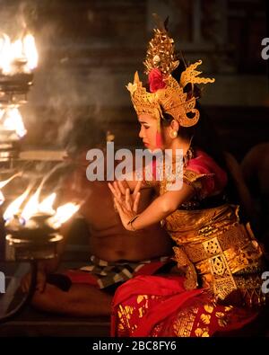 Ritratto verticale di un personaggio femminile in Kecak Fire Dance a Bali, Indonesia. Foto Stock