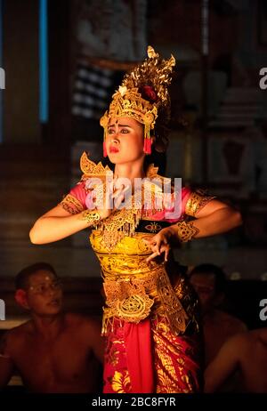 Ritratto verticale di un personaggio femminile in Kecak Fire Dance a Bali, Indonesia. Foto Stock