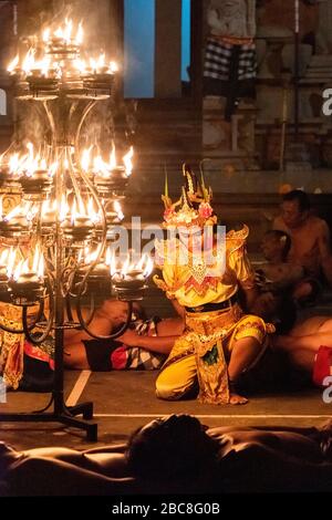 Vista verticale del personaggio dei cervi d'oro nella danza del fuoco di Kecak a Bali, Indonesia. Foto Stock