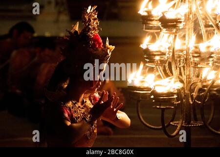 Ritratto orizzontale di un personaggio femminile in Kecak Fire Dance a Bali, Indonesia. Foto Stock