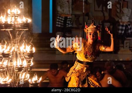 Ritratto orizzontale del personaggio dei cervi d'oro nella danza del fuoco di Kecak a Bali, Indonesia. Foto Stock