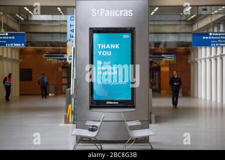 Londra, Regno Unito. 03rd Apr, 2020. NHS ‘grazie' poster digitale presso la stazione ferroviaria internazionale di St Pancras. Il Regno Unito Gov ha dichiarato oggi che un totale di 3.605 persone sono morte da Covid-19 coronavirus in tutto il Regno Unito, tra cui 2 infermieri NHS nelle ultime 24 ore. Credito: Thamesfleet/Alamy Live News Foto Stock