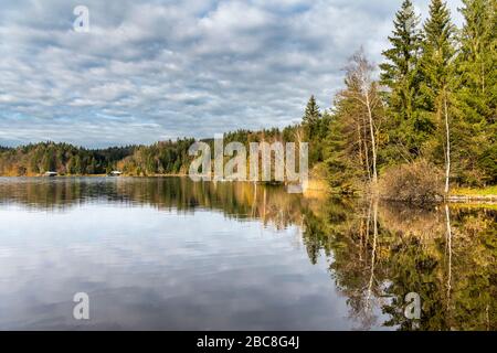 Sachsenkam, distretto di Bad Tölz-Wolfratshausen, alta Baviera, Germania, Europa. Autunno a Kirchsee Foto Stock