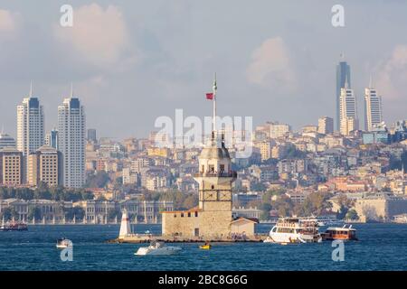 Istanbul, Turchia. Torre Leander´s sul Bosforo, conosciuta in turco come Kiz Kulesi, o Torre Maiden. Foto Stock