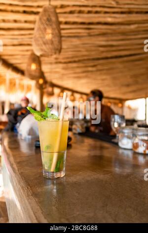 Vicino verticale di un Mojito in un bar sulla spiaggia di Bali, Indonesia. Foto Stock