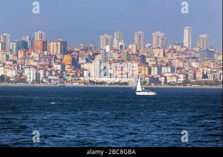 Istanbul, Turchia. Maltepe distretto di Kadikoy visto dal mare di Marmaris. Edifici alti. Foto Stock