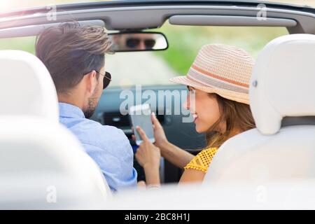 Giovane godendo di un drive in una cabriolet Foto Stock