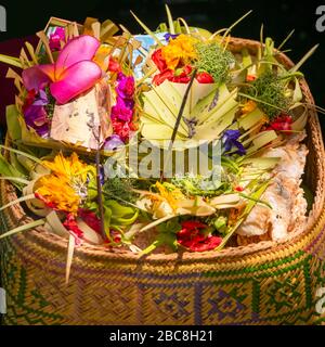 Square primo piano di offerte di fiori, cibo denaro e incenso utilizzati come benedizioni a Bali, Indonesia. Foto Stock